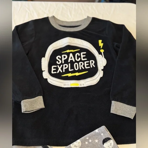 🟢 2/$15 Carter’s Fleece Space Pajamas, size 8 - Picture 2 of 5